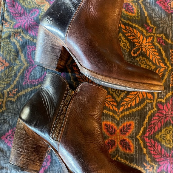BedStu Yell Boots size 10 Black Cognac Worn once. Designed to look distressed. - Picture 7 of 9